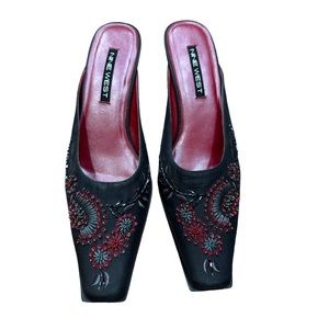 Vintage y2k nine west square toebeaded black mules / heels 
Size 7.5 womens